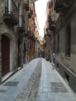 Ruelle du Castello, on ne dirait pas comme ça, mais les voitures y circulent, de même qu&rsquo;un petit train électrique, et les motos y sont particulièrement fourbes