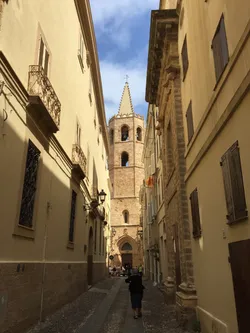 La tour d&rsquo;une église, c&rsquo;est dans cette église justement qu&rsquo;un mariage est célébré et qu&rsquo;ils auront de belles photos de moi