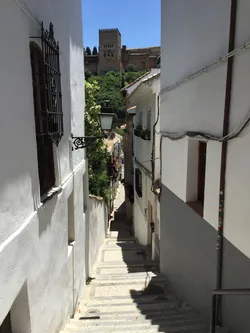 L&rsquo;Albaicín et ses ruelles sans fin, facile de s&rsquo;y perdre, d&rsquo;ailleurs là, on est perdus, et on ne sait même pas si l&rsquo;on est à Málaga ou Grenade, c&rsquo;est dire…