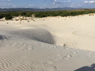 Les dunes de sable blanc, on distingue la zone militaire en arrière-plan&hellip; L&rsquo;armée et les religions ont toujours choisi les meilleurs coins pour exercer !