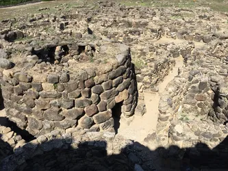 Vue des maisons construites avec les pierres du Nuragh