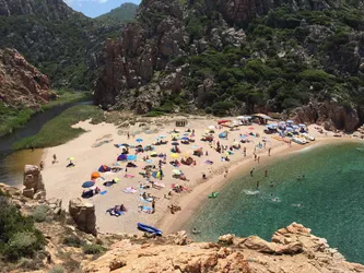 La plage de Li Cossi, elle est bien belle, et là on peut se permettre de le dire, ça fait deux semaines qu&rsquo;on se fait plages sur plages, on commence à être experts&hellip;