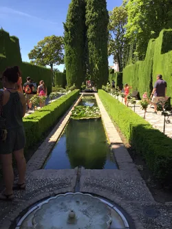 Profitant d&rsquo;une accalmie soudaine de touriste, je me jette à corps perdu en plein milieu de la fosse d&rsquo;où j&rsquo;en extrais une photo alors qu&rsquo;une vingtaine de touristes tente de réaliser la même. Je me relève, fier de mon exploit en leur faisant tous des doigts qui resteront gravés dans leurs cartes mémoires ou sur Facebook pour la postérité !