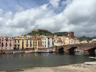 Bosa, une petite ville colorée sur une colline avec un château, ça change des villages espagnols avec des petites villes blanches sur une colline avec un château&hellip;