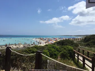 La plage de La Pelosa, vue du bar, noire de monde, mais pas encore noire de monde noir, vu que les vacances viennent de commencer