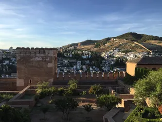 Je suis sûr qu&rsquo;on voit la terrasse de l&rsquo;hôtel d&rsquo;ici ! Bon, ok on a jamais réussi à voir ces jardins depuis l&rsquo;hôtel, mais avec un bon périscope, ça doit marcher, n&rsquo;est-ce pas, Doc ?