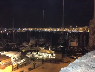 Photo dégueu de la marina de Alghero, mais bon, c&rsquo;est la nuit&hellip; L&rsquo;iPhone a voulu y aller avec son flash pour éclairer toute la scène, il n&rsquo;a peur de rien, il est plein d&rsquo;espoir&hellip;