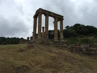 On suppute que c&rsquo;est la nécropole nuragique, mais on suppute aussi que c&rsquo;est le temple punique&hellip; Pour le temple romain, on a de sérieux doutes, ils faisaient pas des colonnes comme des bites les romains, c&rsquo;est pas comme ces pédés de grecs