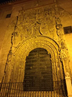 Une porte de la cathédrale de Málaga où on peut voir Djizus s&rsquo;entraîner à faire des strikes