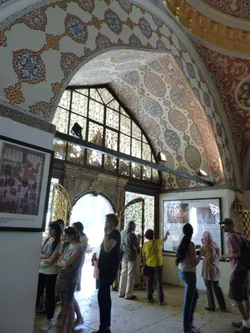 Topkapi : entrée du Divan (vue de l&rsquo;intérieur)